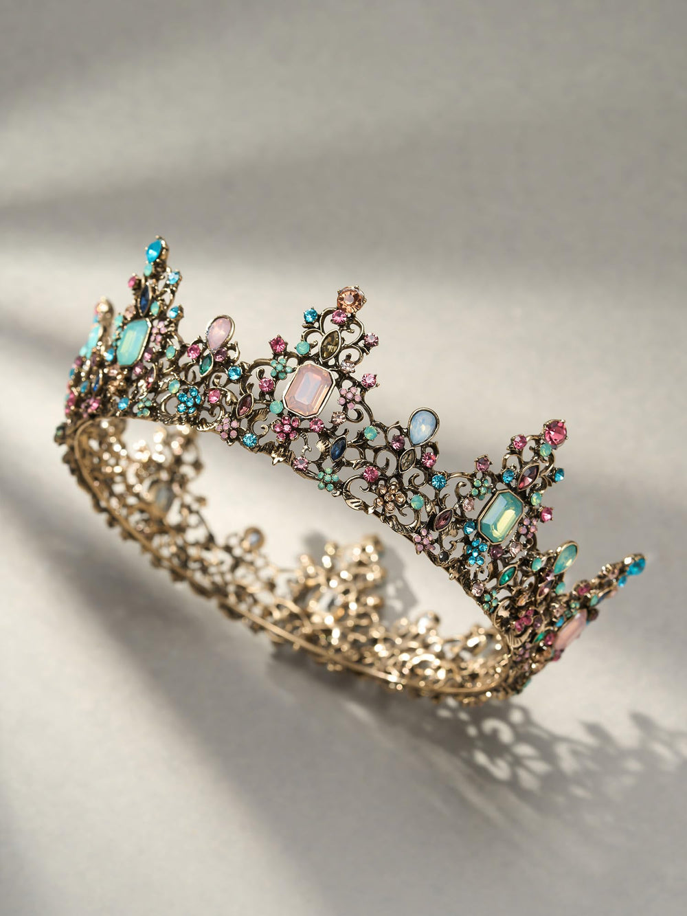 SWEETV Corona Barroca Reina Metal Dorado: acabado duradero para looks glam.
