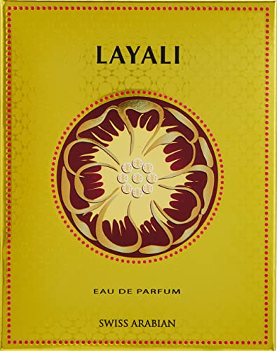 Layali Swiss Arabian: mano sosteniendo frasco para demostrar su elegancia.