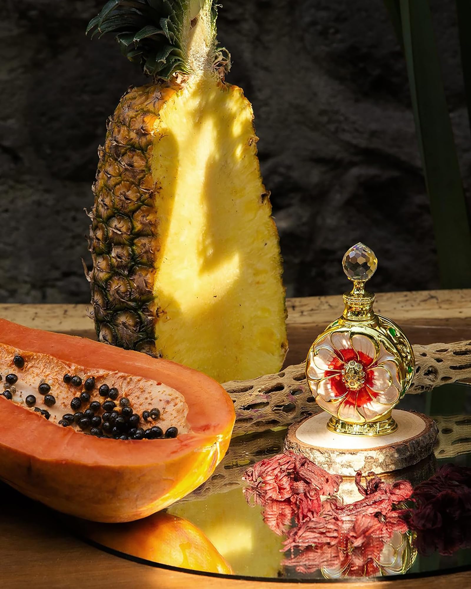 Notas hibisco y coco en Layali Rouge, complemento sensorial para cualquier ocasión