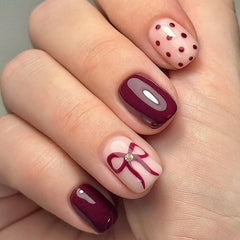 SYPAFG uñas falsas burgundy cortas con lazo y puntos, acabado brillante.