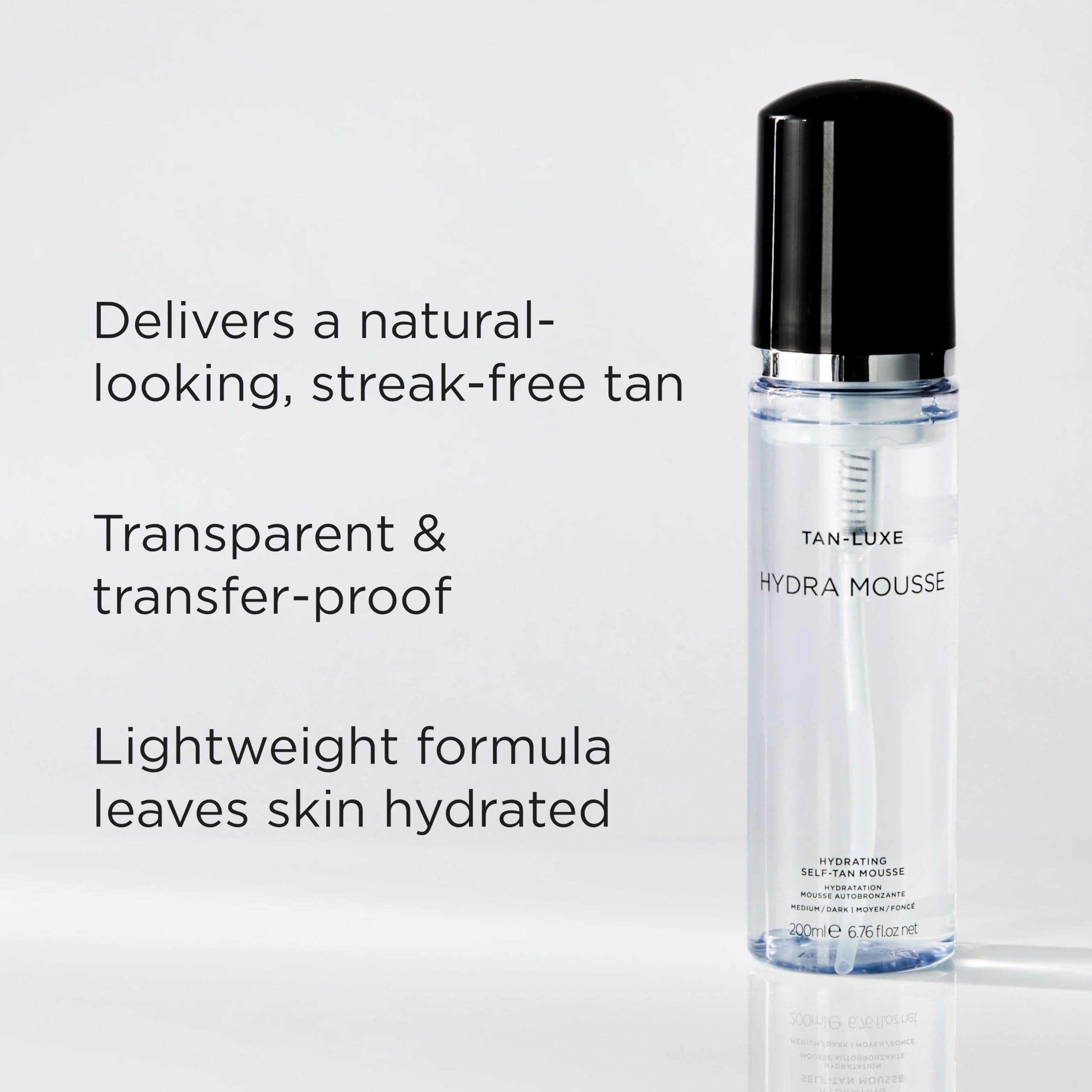 Tan-Luxe Hydra Mousse aplicación suave con guante y piel hidratada.