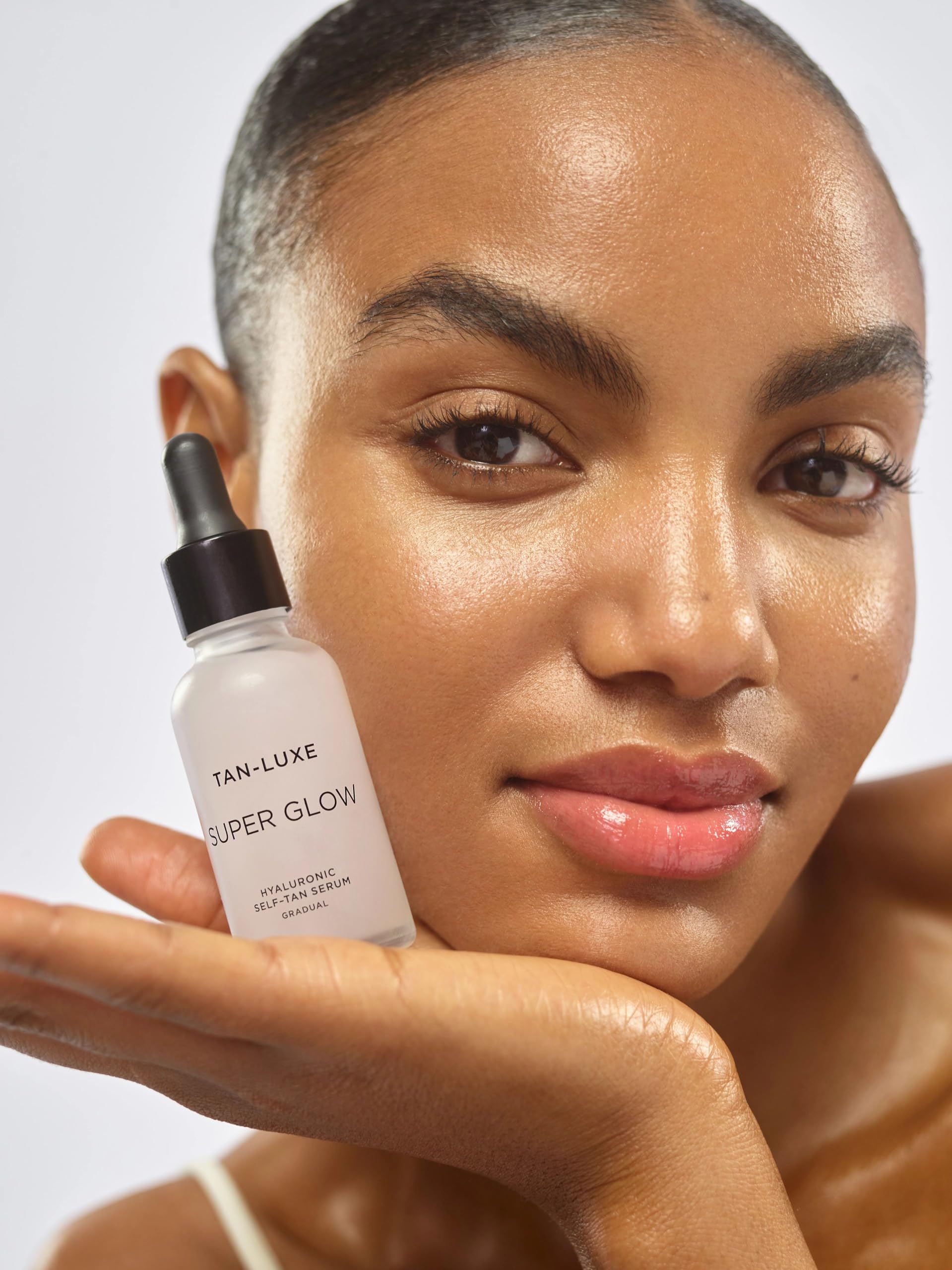Tan-Luxe Super Glow, appliquer sur le visage avec la main