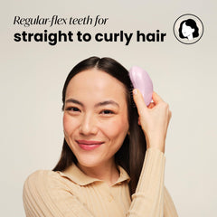 Tangle Teezer Original Detangler, diseño ergonómico para manos pequeñas, ideal para viajes.