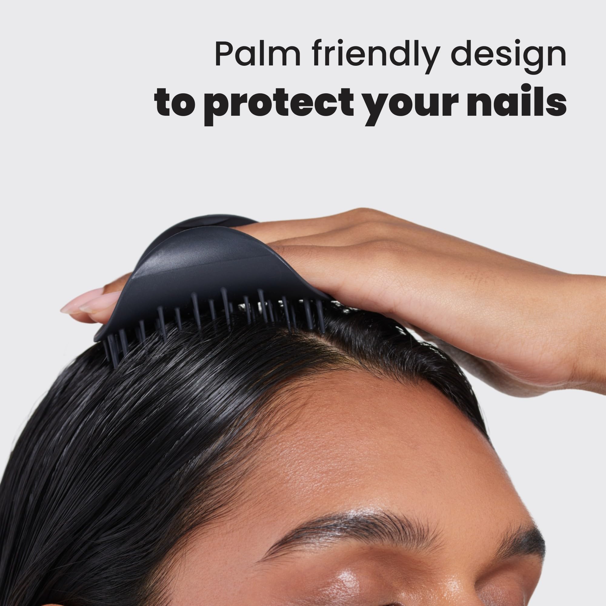 Cepillo capilar Tangle Teezer diseño ergonómico para manos cómodas.