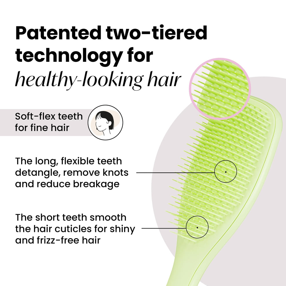 Desenredador Tangle Teezer en manos, uso en cabello mojado para reducir quiebre.