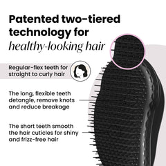 Tangle Teezer Original Detangler Panther Black en la ducha distribuyendo productos en el cabello