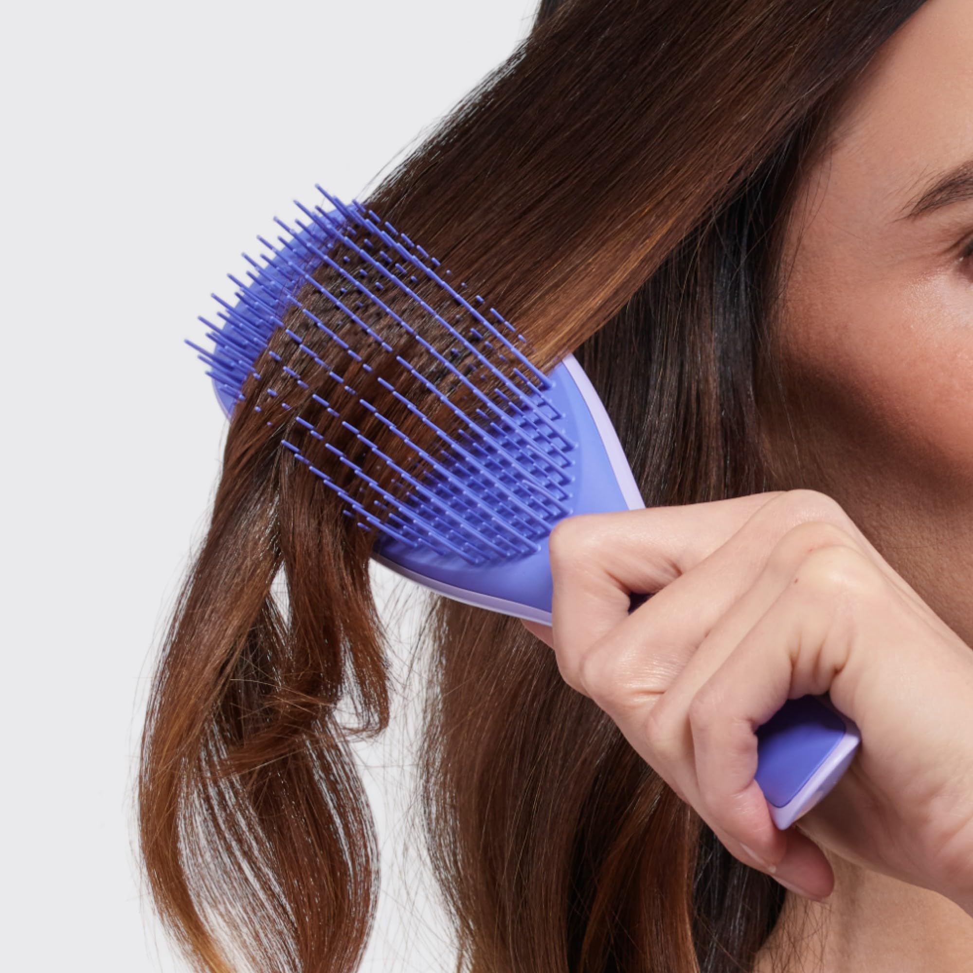 Acabado satinado y suave al peinar con Tangle Teezer Ultimate, cabello más manejable.