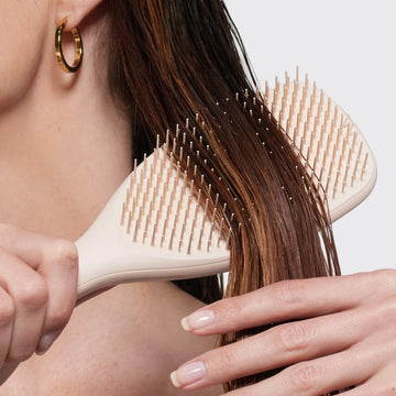 Tangle Teezer diseño vainilla: cepillo elegante y cómodo para uso diario.