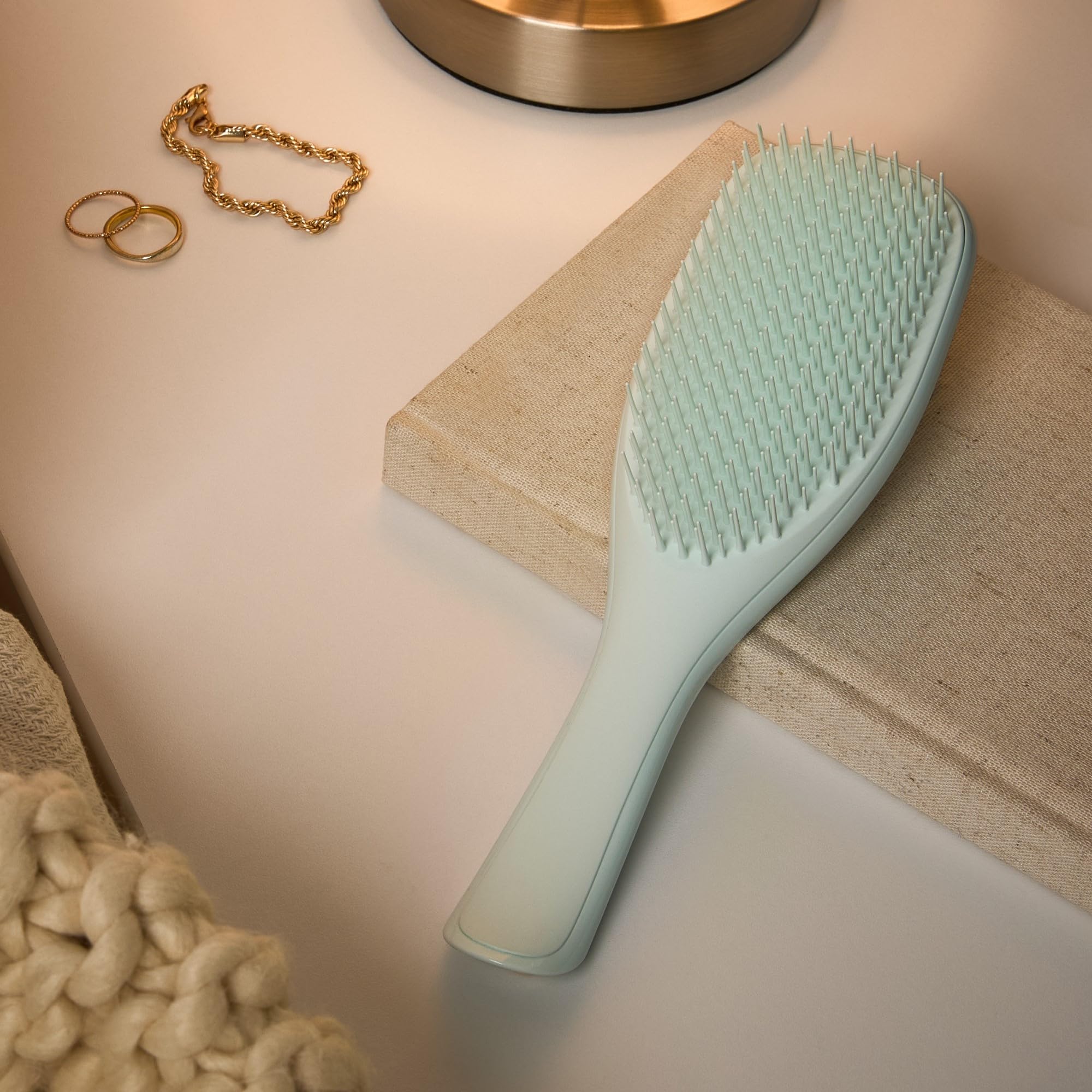 Cepillo Tangle Teezer en color azul hielo en el baño.