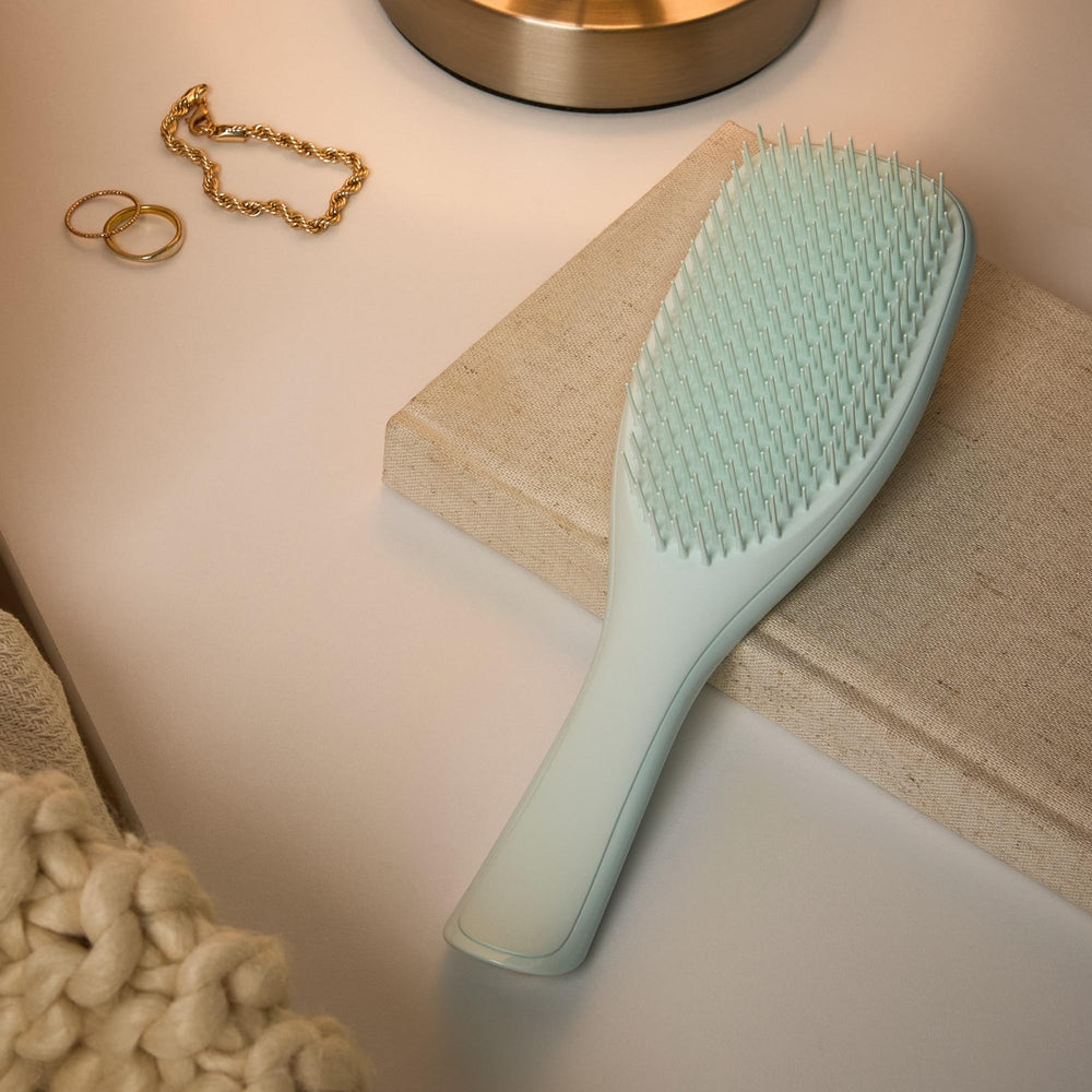Cepillo Tangle Teezer en color azul hielo en el baño.
