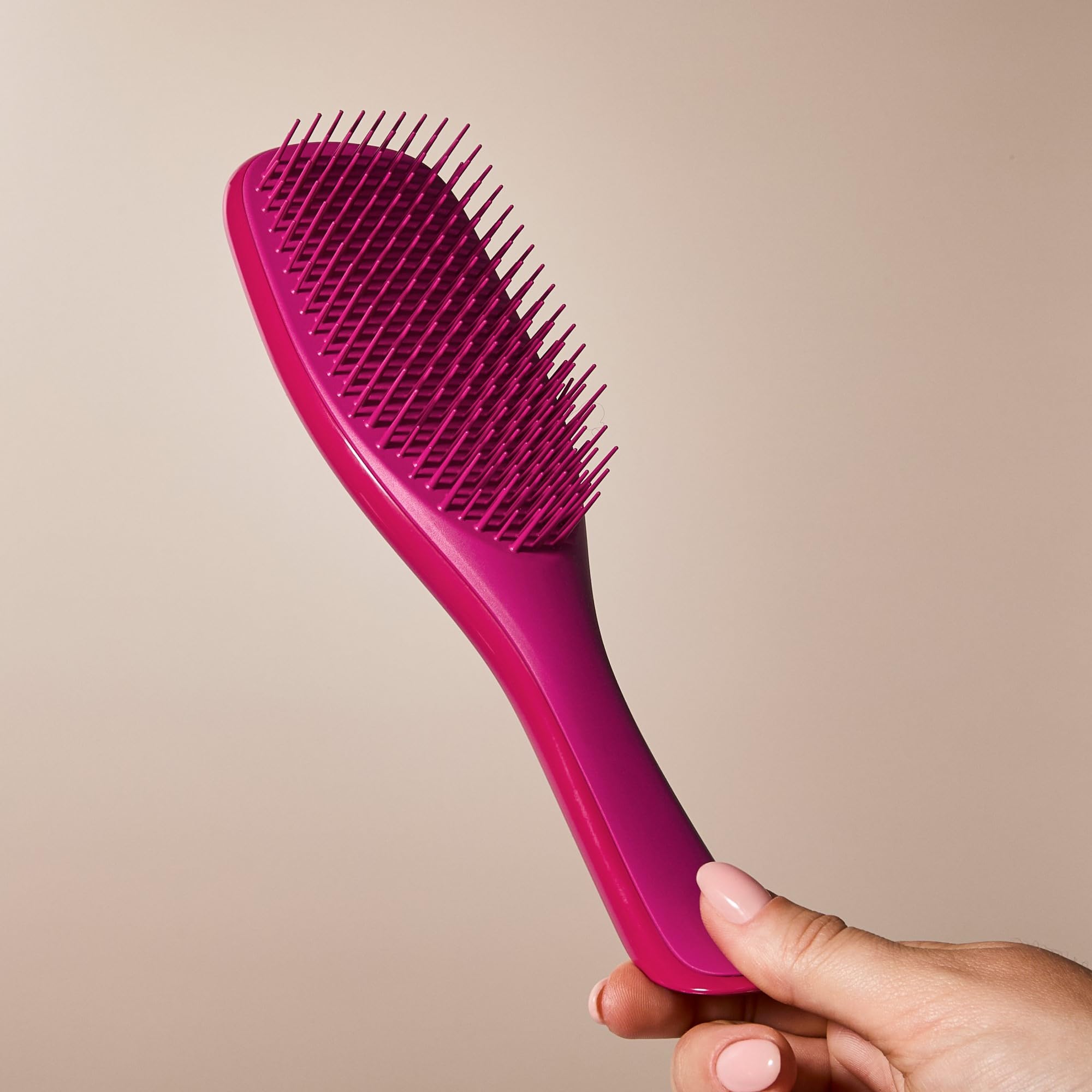 Tangle Teezer diseño ergonómico facilita el manejo diario del cepillo.