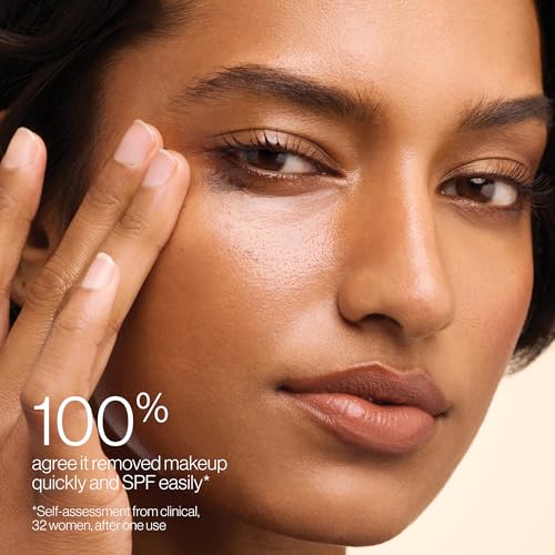Tata Harper Nourishing Oil Cleanser, aplicación en mano para retirar maquillaje con comodidad.