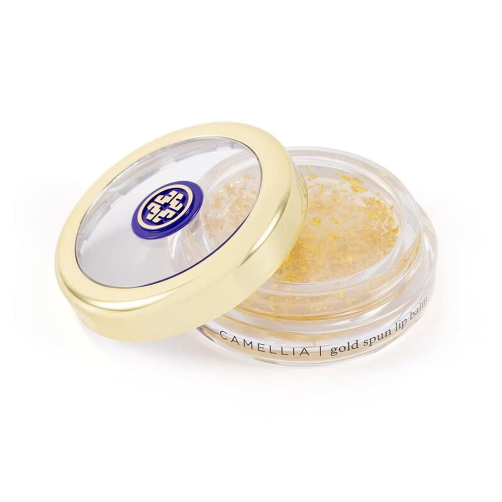 Tatcha Camellia Gold Spun Lip Balm – texture douce et hydratation rapide sur les lèvres.