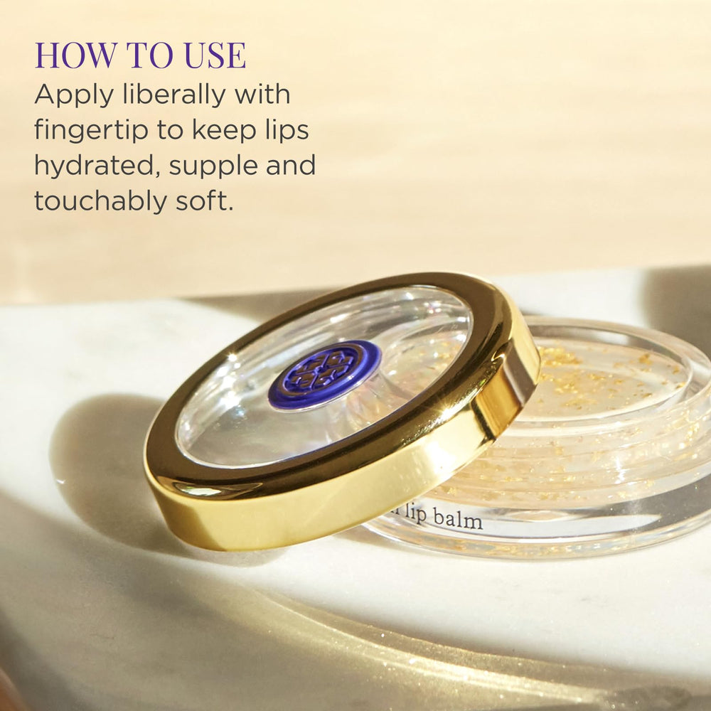 Tatcha Camellia Gold Spun Lip Balm – application douce et confortable sur les lèvres.