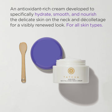 Aplicación de Crema Revitalizante TATCHA en cuello, aporta hidratación suave.