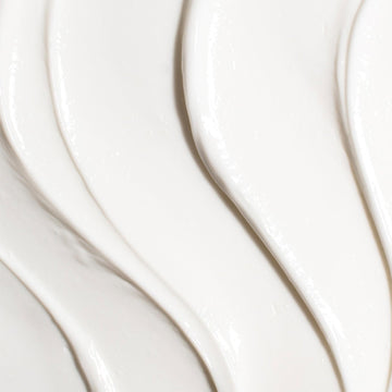 Presentación de 50 ml de Crema Revitalizante TATCHA, diseño elegante y práctico.