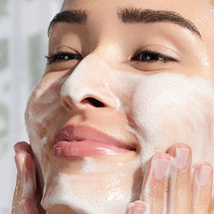 TATCHA Exfoliante Suave de Arroz, espuma cremosa para una piel más lisa tras cada uso.