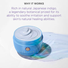TATCHA Indigo Manteca Corporal: aplicación en manos para calma suave.