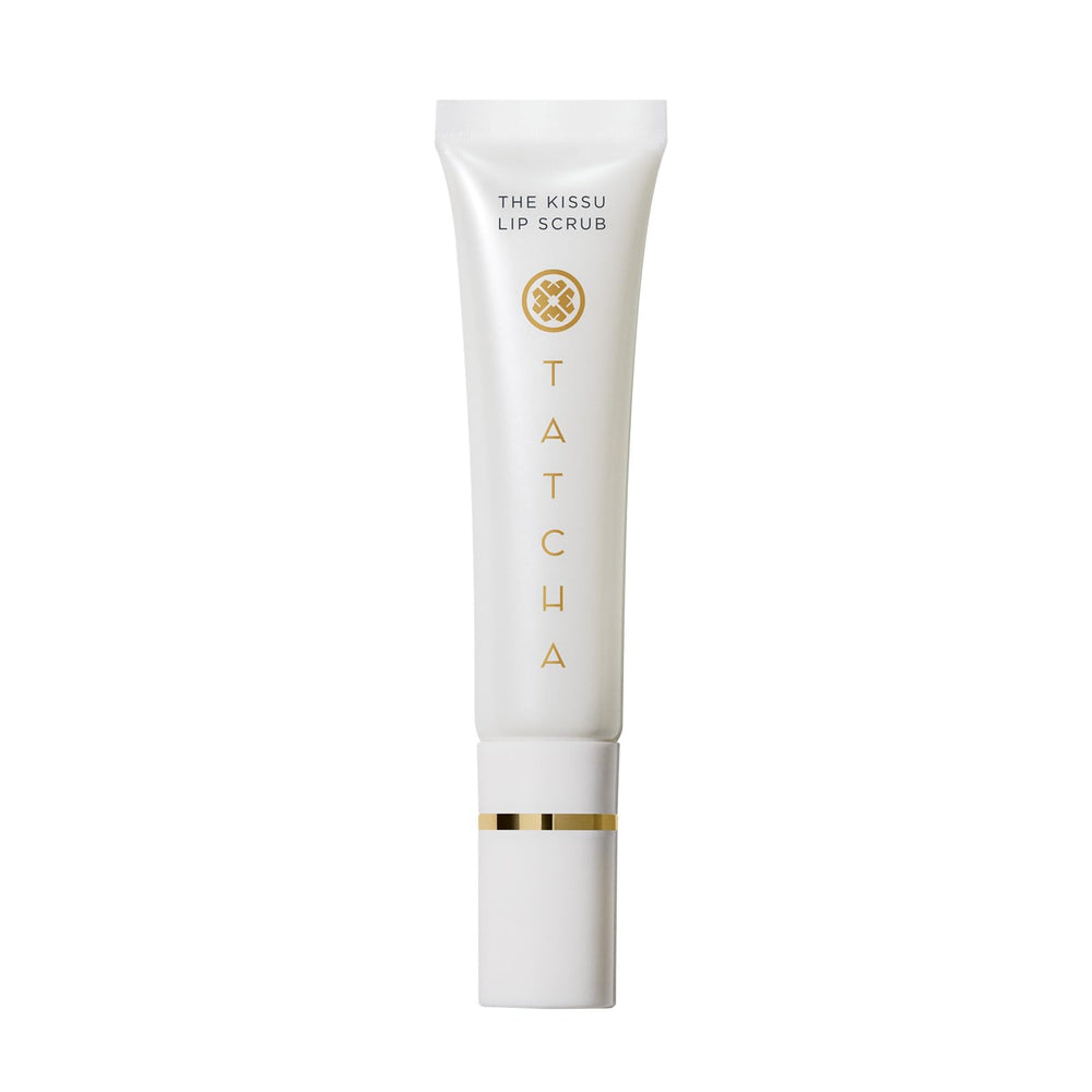 TATCHA Kissu Exfoliante Labial en envase claro; exfolia suavemente y prepara labios para hidratación.