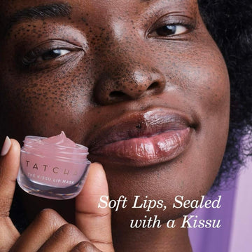 Efecto volumen suave en labios con Tatcha Kissu para una apariencia lisa.