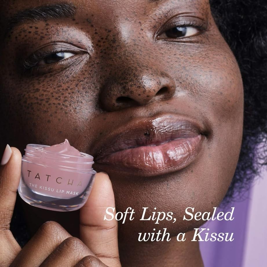 Efecto volumen suave en labios con Tatcha Kissu para una apariencia lisa.