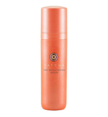 TATCHA Suero Iluminador en botella, promueve luminosidad y tono uniforme.