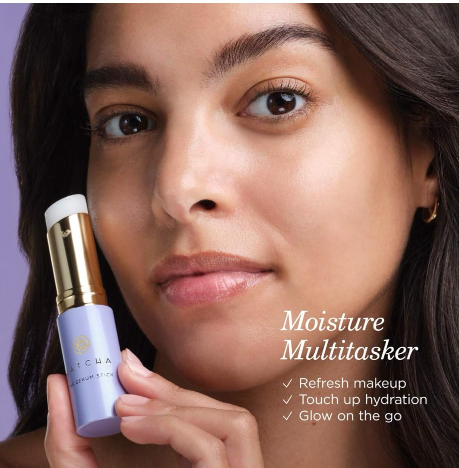 Tatcha The Serum Stick mejora la adherencia del maquillaje en zonas secas.