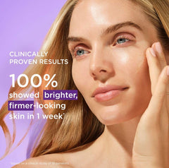 Suero iluminador de TATCHA, textura cremosa ideal para cuidado facial suave.