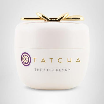 TATCHA Silk Peony Under Eye Cream, detalle de textura suave que facilita la aplicación diaria.