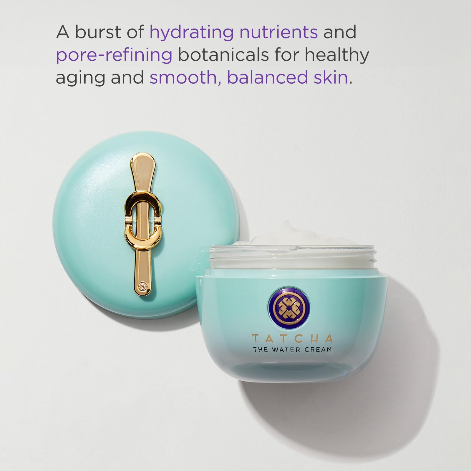 Application douce sur le visage avec TATCHA The Water Cream pour une hydratation équilibrée.