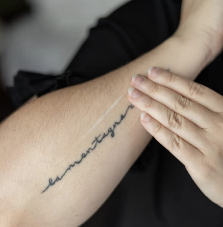 Cuidado que ayuda a mantener el aspecto brillante de los tatuajes.