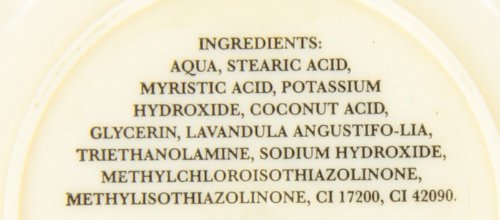 Presentación de 150 g con aroma lavanda, ideal para ritual de afeitado relajante.
