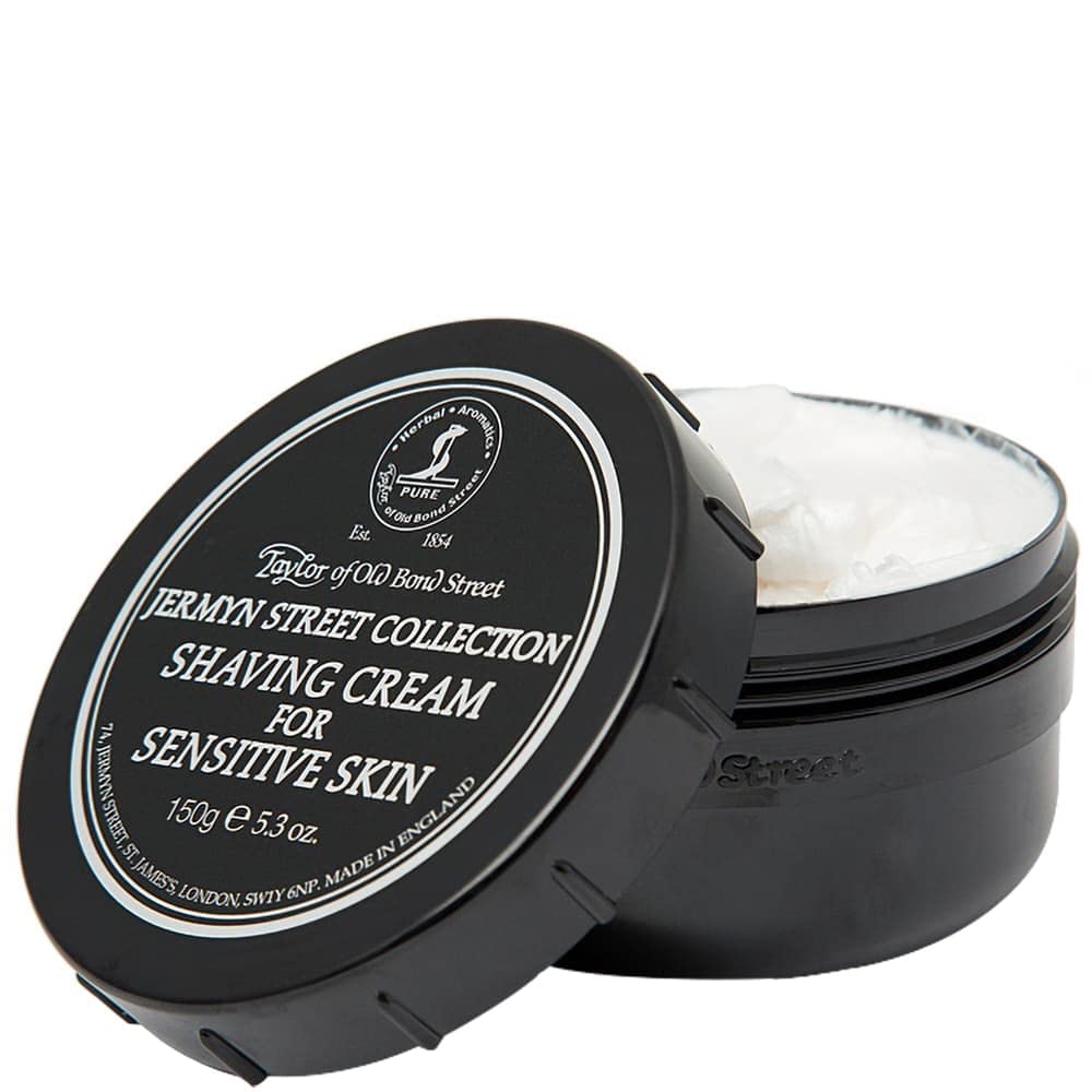 Textura cremosa de la crema Jermyn Street, ideal para una espuma rica y suave.