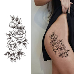 Tazimi rosa negra 3D en pecho, estilo discreto y duradero.