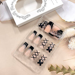 Uñas TBRZTR con diseño de diamantes en coffin mediano de salón.
