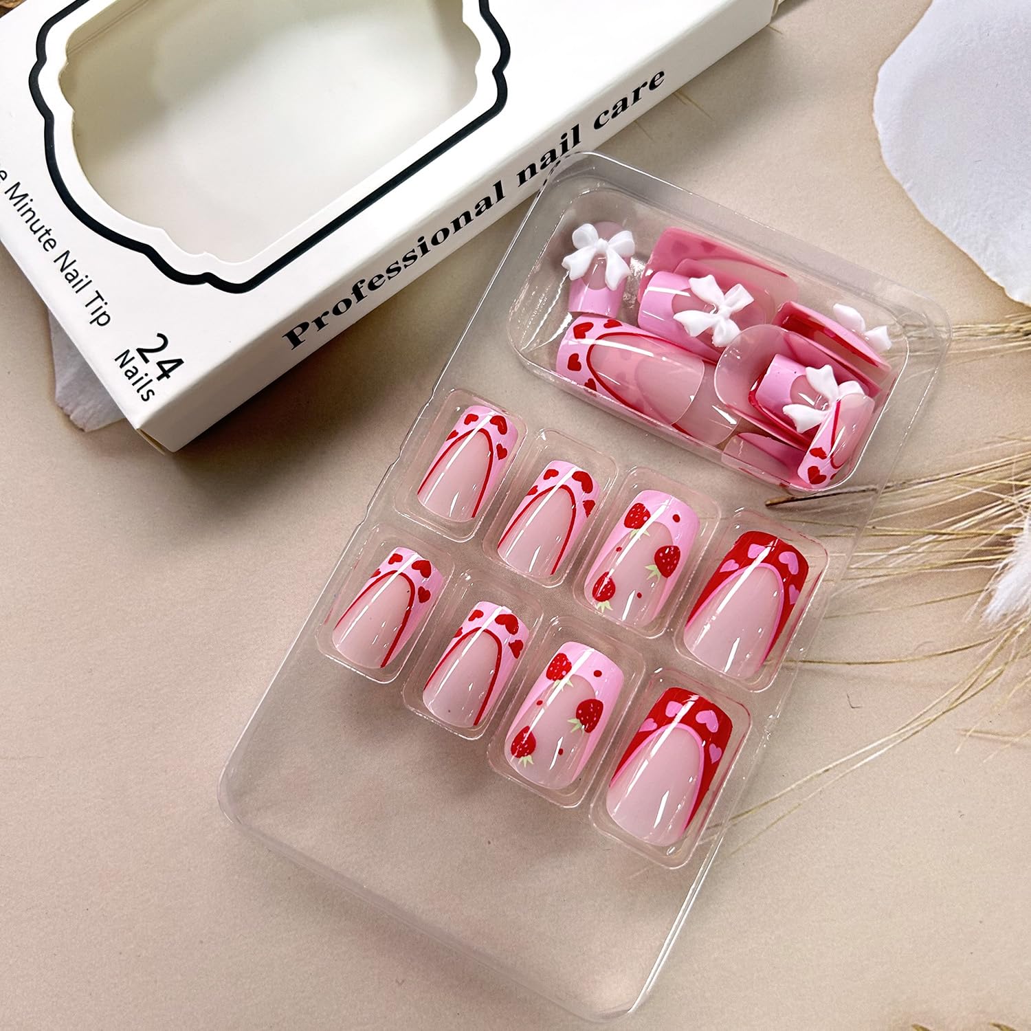 Uñas postizas de fresa adecuadas para ocasiones, fiestas y eventos sociales.