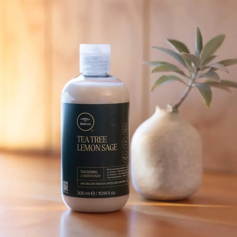Après-shampooing Tea Tree Lemon Sage appliqué après shampooing sur cheveux mouillés.