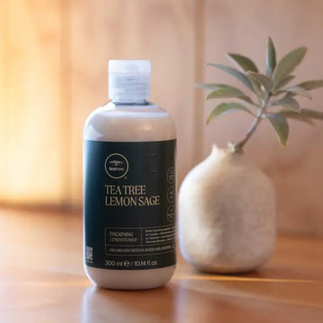 Tea Tree Acondicionador Engrosante, imagen de ingredientes naturales destaca limon y salvia