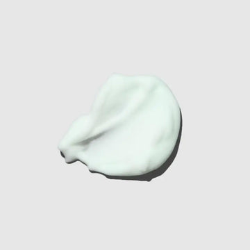 Tea Tree Shave Gel desliza la navaja con precisión y reduce la irritación.