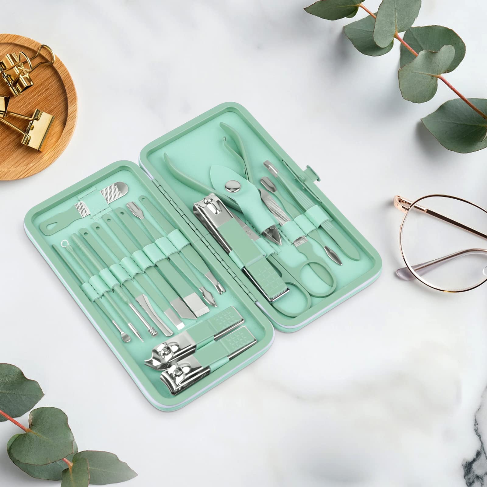 Herramientas Teamkio para uñas y cuidado facial con diseño ergonómico.