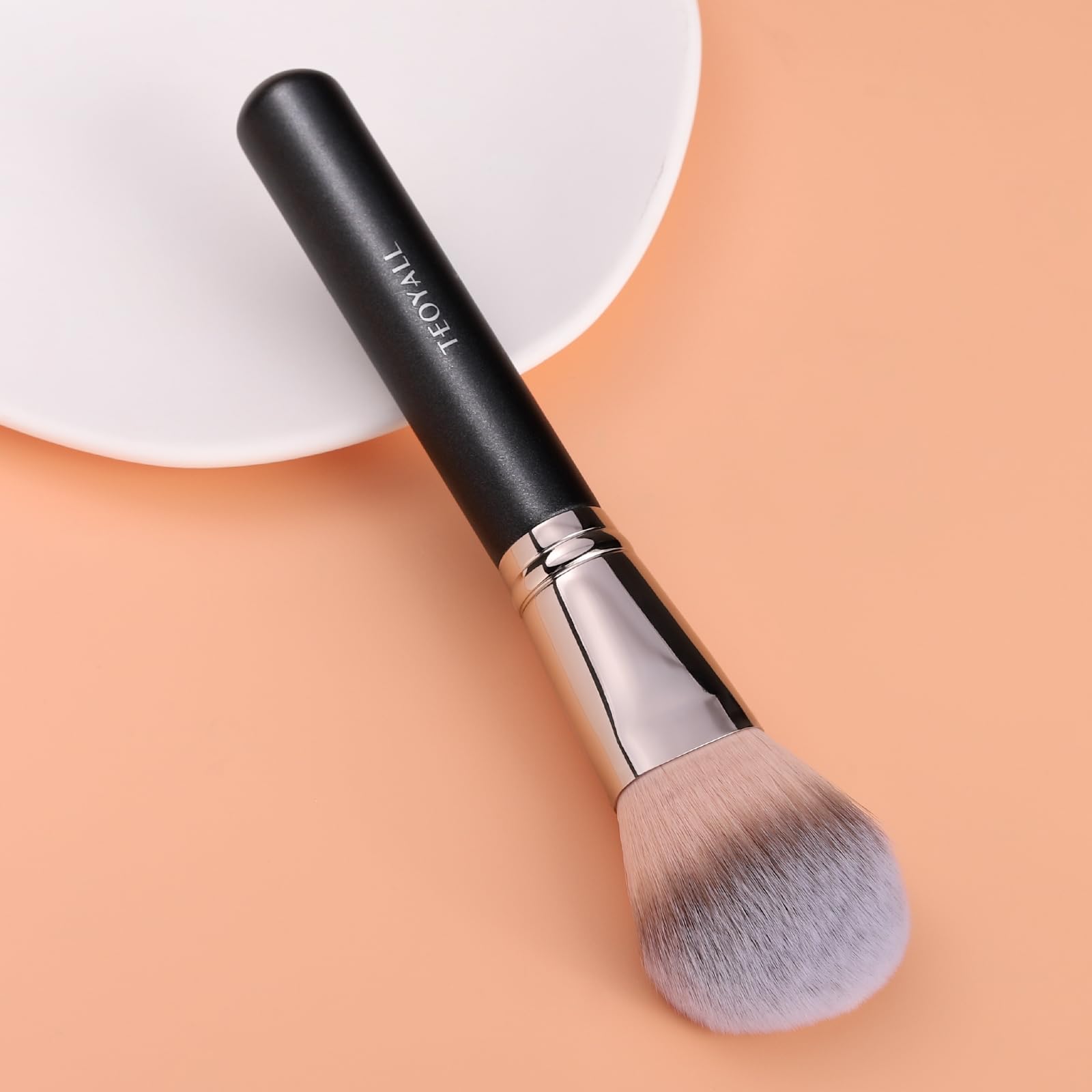 Aplicación de polvo y bronceador con TEOYALL para un acabado natural.