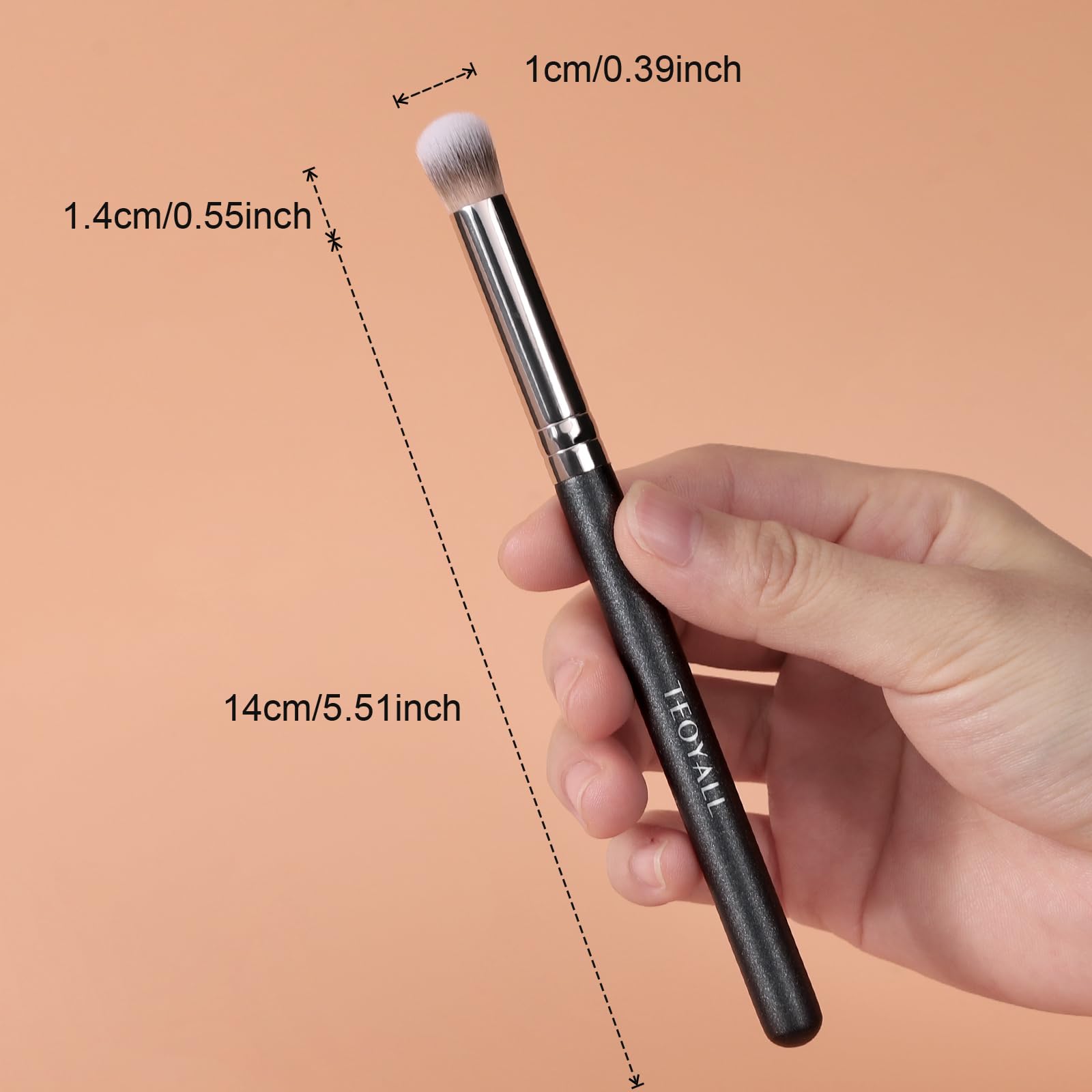 Pincel Teoyall con mango ergonómico para mayor control durante la aplicación.