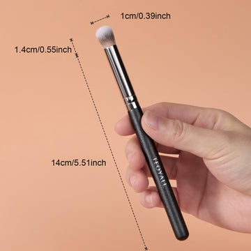 Pincel Teoyall con mango ergonómico para mayor control durante la aplicación.