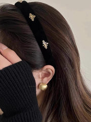 Diadema TERSE de terciopelo negro con perlas blancas, elegante para looks de diario y gala.