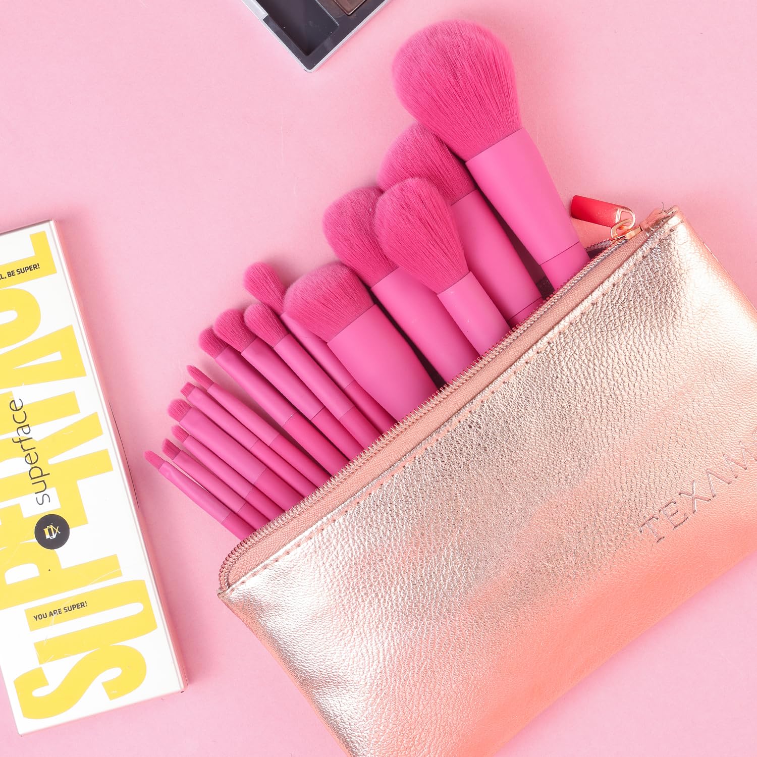 TEXAMO estuche dorado para viaje: organización y protección en movimiento.