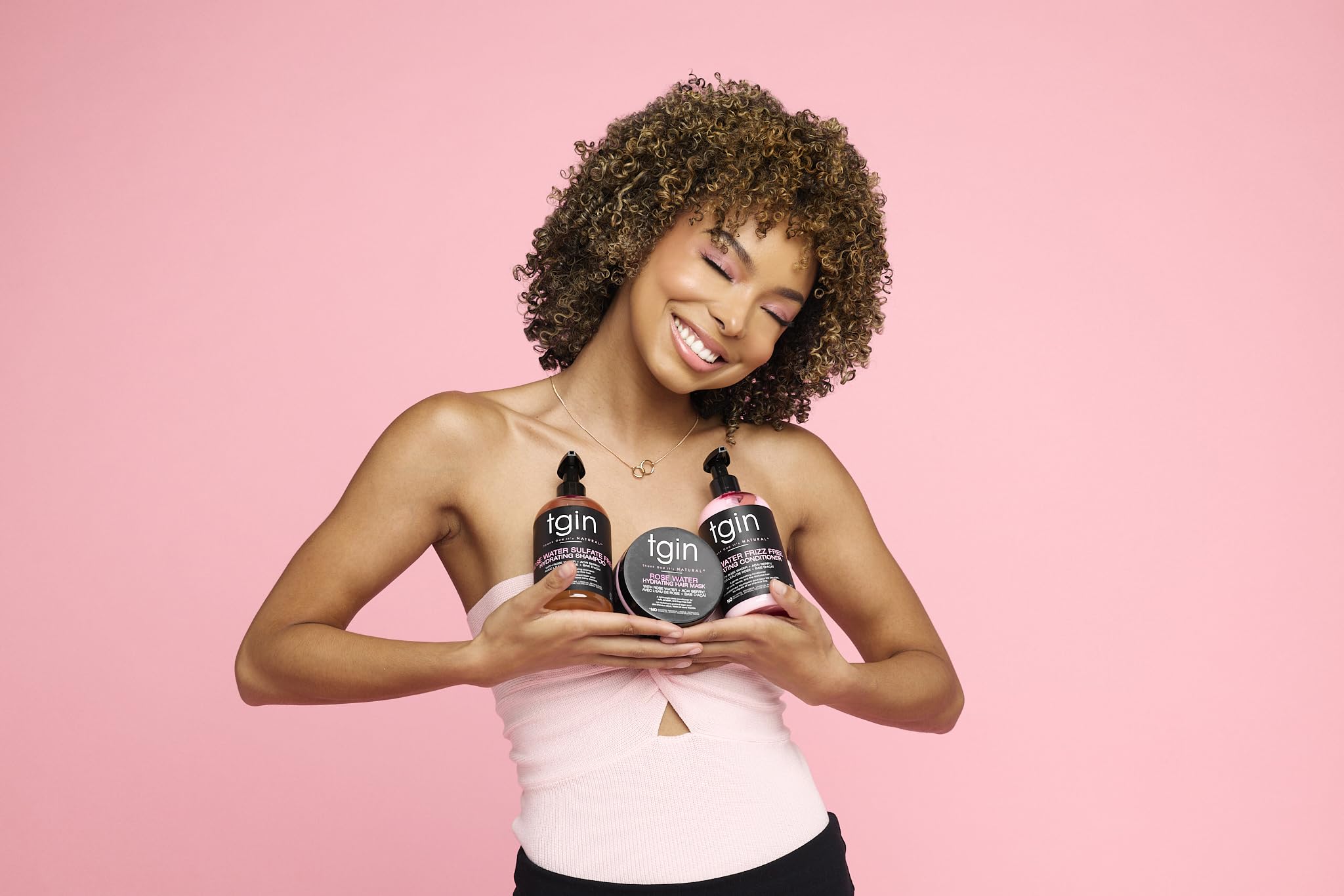 Bayas de acai en fórmula de TGIN para nutrición capilar de rizos.
