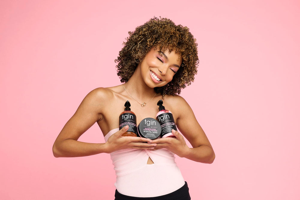 Bayas de acai en fórmula de TGIN para nutrición capilar de rizos.