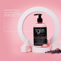 Control del frizz con tgin Rose Water para rizos definidos.