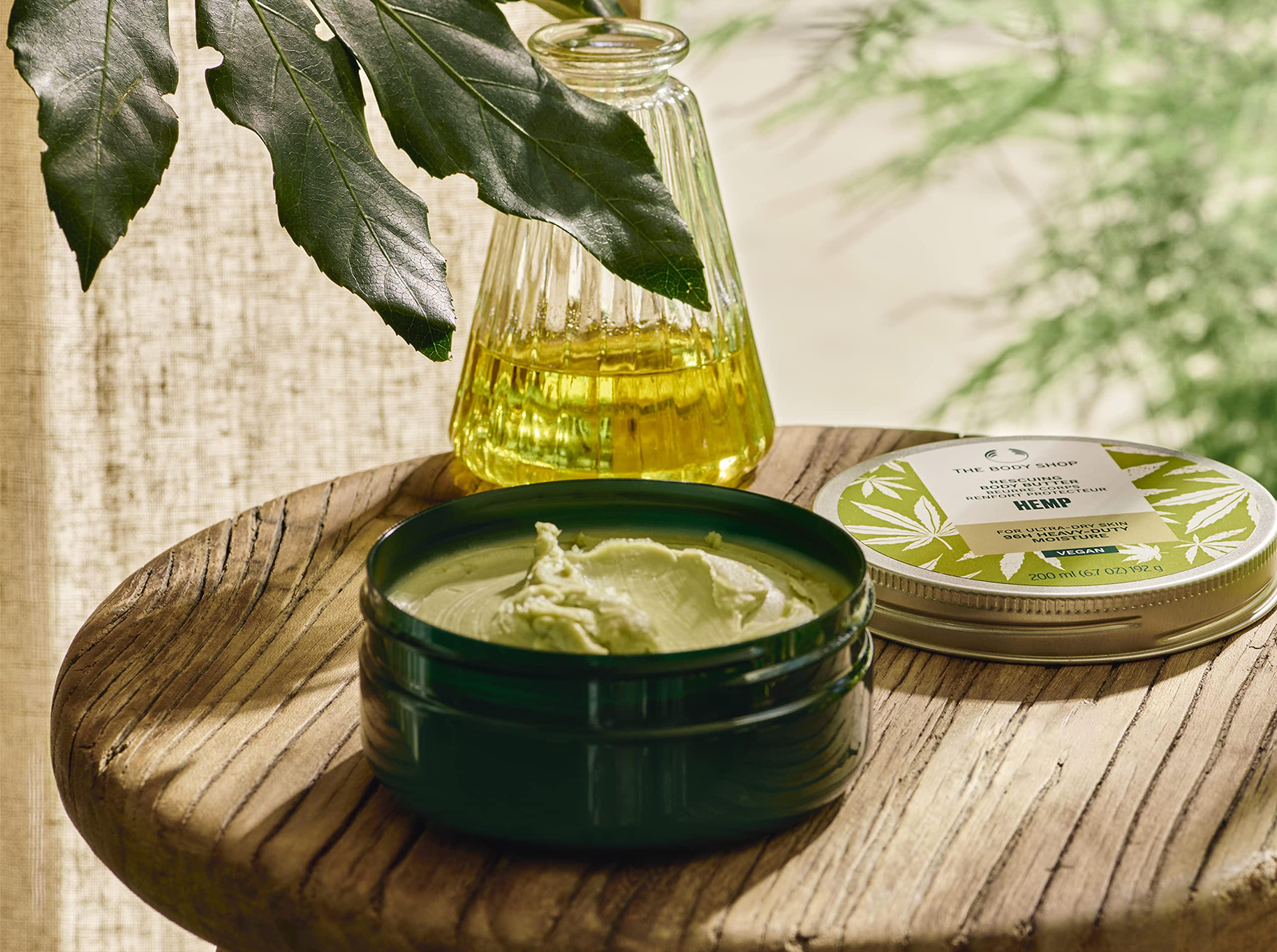 Manteca de karité de Ghana en The Body Shop Hemp Body Moisturizer para nutrición intensiva