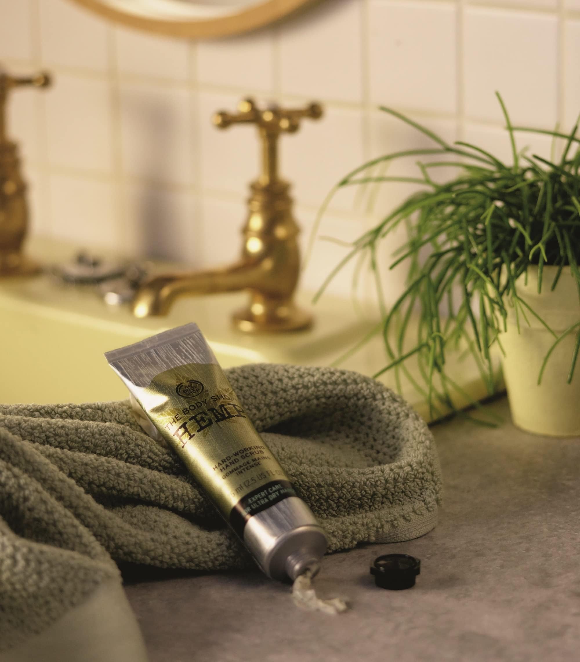 The Body Shop Hemp Hand Protector con manteca de cacao y cáñamo para suavizar manos